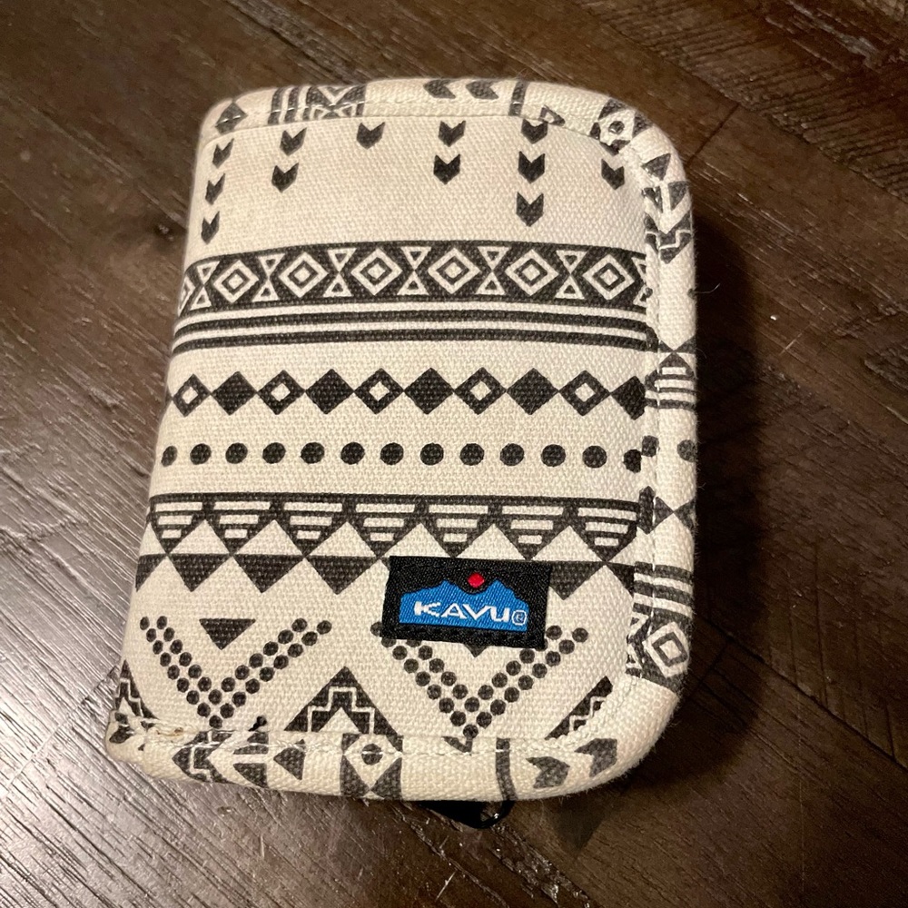 KAVU Zippy Wallet Bi Fold Zip Clutch With Removable Coin Pouch